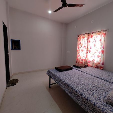 Aadishkti Bhakt Nivas Hotel Tuljapur Buitenkant foto
