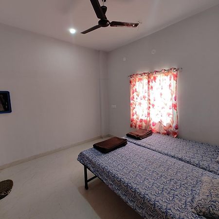 Aadishkti Bhakt Nivas Hotel Tuljapur Buitenkant foto
