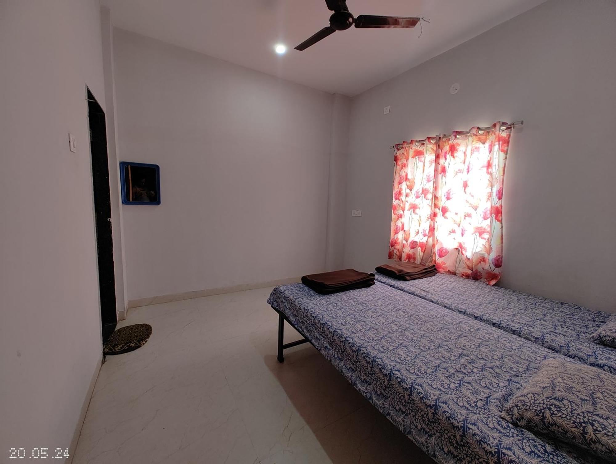 Aadishkti Bhakt Nivas Hotel Tuljapur Buitenkant foto
