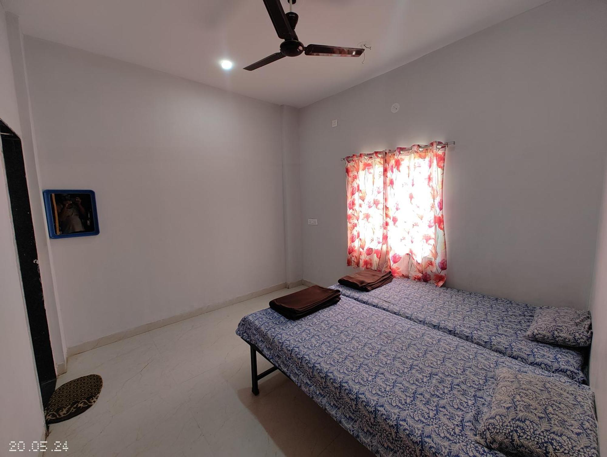Aadishkti Bhakt Nivas Hotel Tuljapur Buitenkant foto
